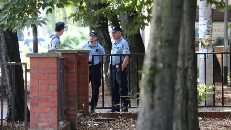 Bandić obišao školu, postavlja se 21 kamera; 'Drago mi je da se situacija smirila nakon nemilog događaja'