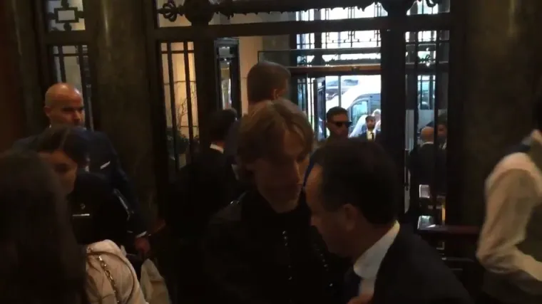 Dočekli ga njegova supruga i Zvonimir Boban