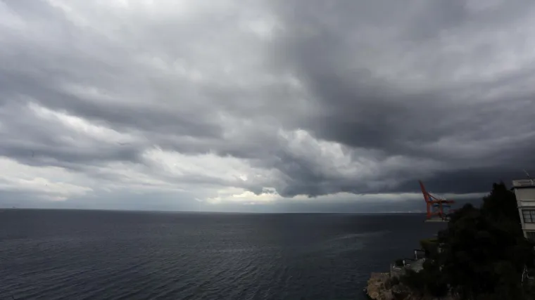 Potraga za nestalom surfericom u splitskom akvatoriju privremeno prekinuta zbog jakog nevremena