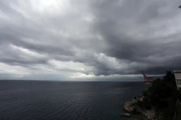 Potraga za nestalom surfericom u splitskom akvatoriju privremeno prekinuta zbog jakog nevremena