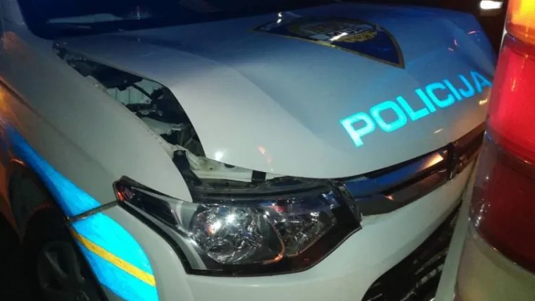 Uhvatili ih kod Slunja: Dvojica migranta ukrala autobus, bježala policiji i oštetila im aute