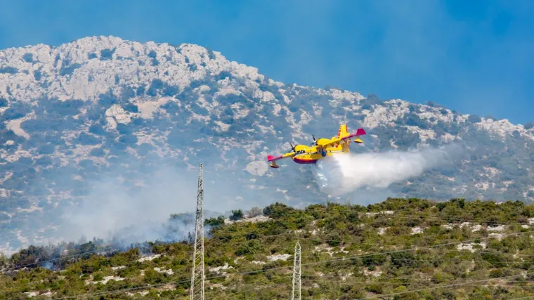 Kanaderi i Airtractori angažirani na tri požari&scaron;ta: 'Požar iznad Zračne luke Dubrovnik je prioritet'
