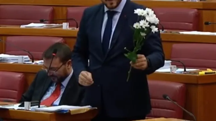 VIDEO Maras ministru Mariću poklonio cvijeće: 'Da ne zatvarate zbog jedne kune'