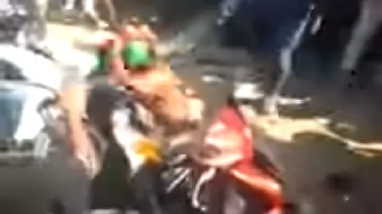 Internetom se počeo širiti zapis prebijanja na smrt navijača u Indoneziji. Upozoravamo da su scene jako mučne