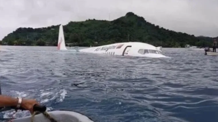 VIDEO Avion proma&scaron;io pistu: Sletio je u more i odmah počeo tonuti!