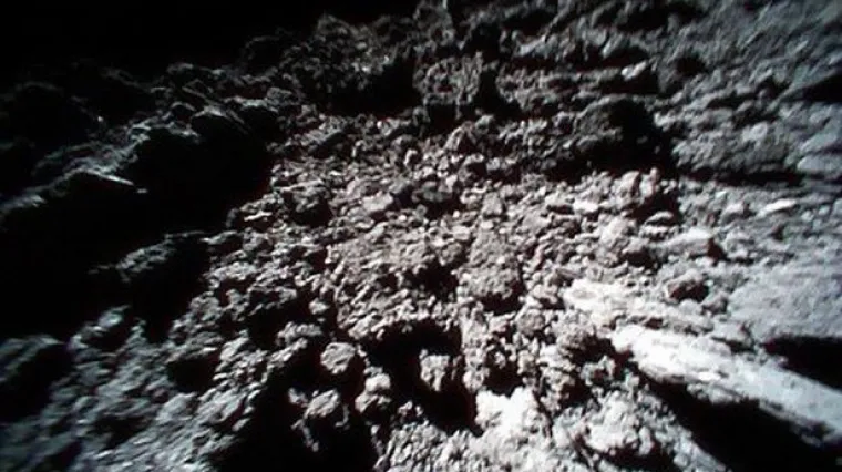 Pogledajte nevjerojatne prizore sa stijene koja juri svemirom