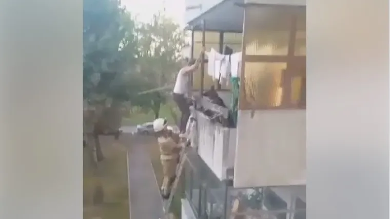 Dečko joj se nije javljao pa je zvala vatrogasce i upala u stan preko balkona