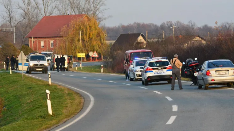 Troje ozlijeđeno u sudaru, promet blokiran