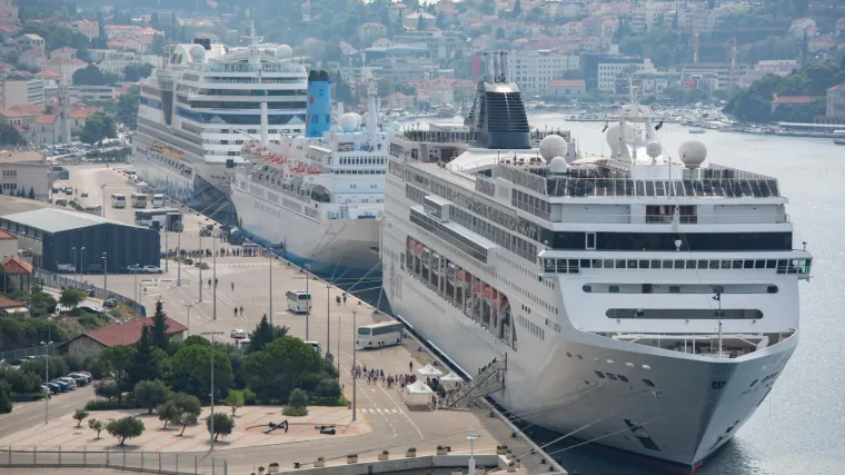 Dosta nesnosnim gužvama: Od iduće godine u Dubrovniku samo dva kruzera dnevno