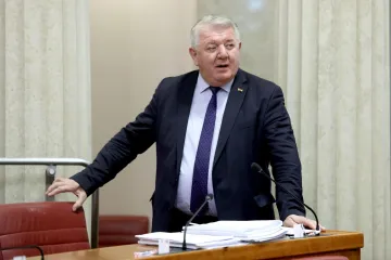 Đakića napadaju da je izdao branitelje za fotelju, ismijao ga i notorni Bujanec