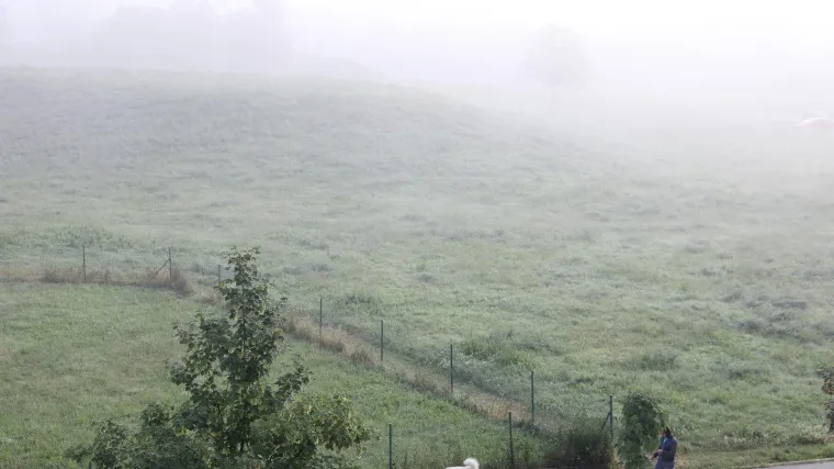 Pretežno sunčano, sredinom dana porast naoblake; magla smanjuje vidljivost na A1 i A3