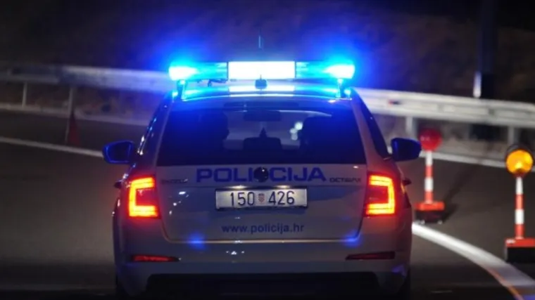 Policija nije mogla vjerovati svojim očima: Zaustavili dva vozila, a iz njih iza&scaron;lo 70 ljudi!