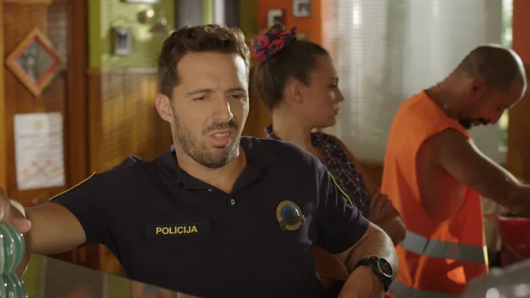 Marko nudi Petri pomoć u izradi kalendara s vatrogascima (Na granici)