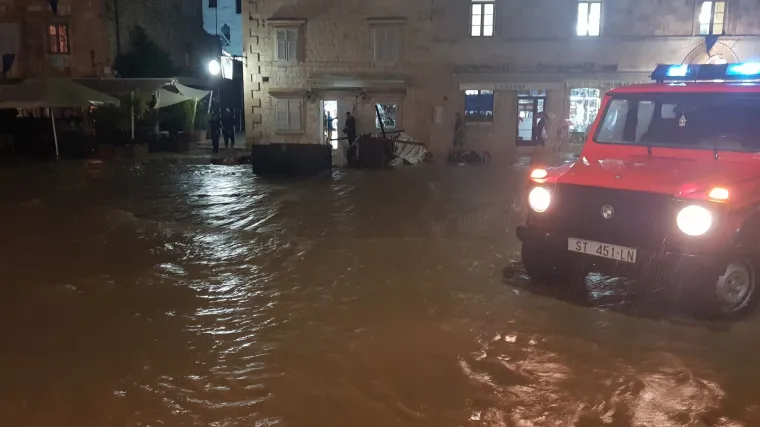 Nakon oluje pojavile se i pijavice: Obilan pljusak poplavio kuće i podrume na Hvaru