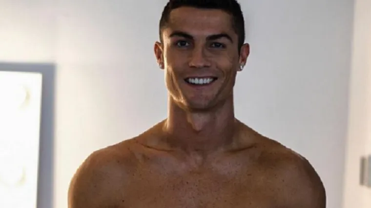 Nije skidao ruke s nje