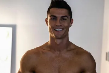 Nije skidao ruke s nje