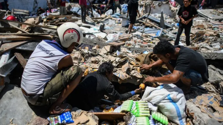 Preživjeli vode borbu za hranu i vodu, policija suzavcem tjera pljačka&scaron;e trgovina