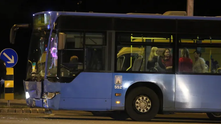 Sudarili se ZET-ov autobus i automobil, petero ozlijeđenih