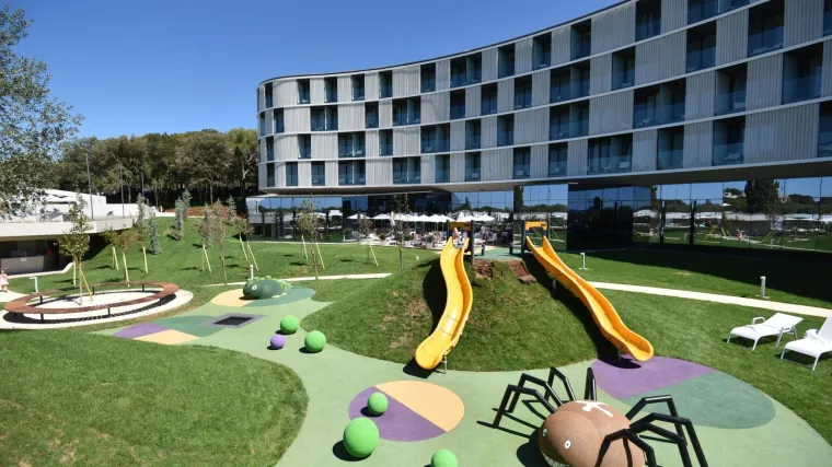 Sve im osiguravaju, a uz plaću ide i regres, božićnica, nagrade...