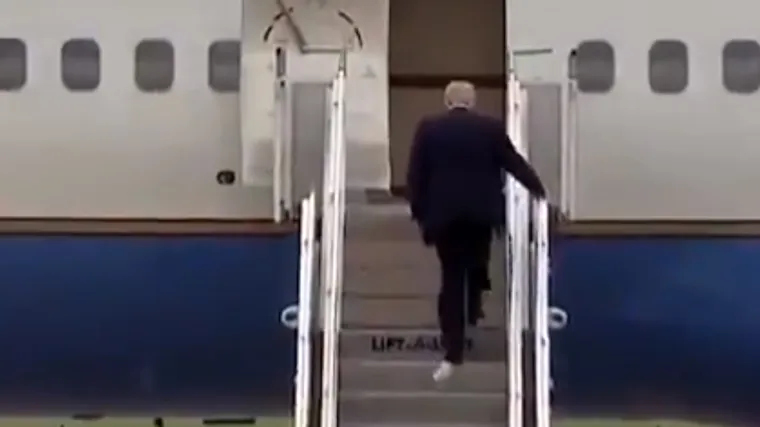 'On nema prijatelja': Trump se u predsjednički avion ukrcao s WC papirom na cipeli