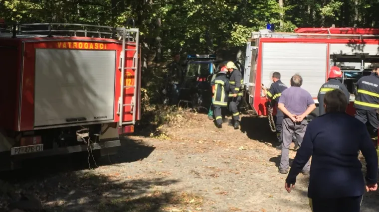 Traktor se prevrnuo na mu&scaron;karca, izvlače ga vatrogasci