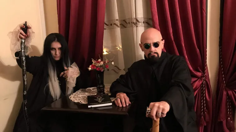 Pije krv i spava u mrtvačkom sanduku kada se želi povezati s mrtvima