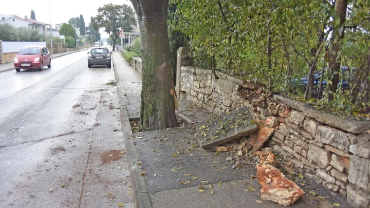 Pre&scaron;ao je u lijevu traku pa se zabio u stablo i zid kuće, iz vozila su ga izvlačili vatrogasci