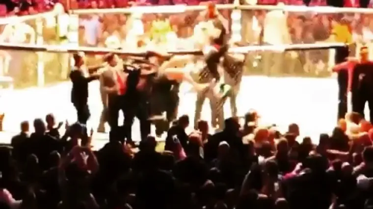 I McGregor sudjelovao u masovnoj tučnjavi, snimljen luđački skok Khabiba iz drugog kuta