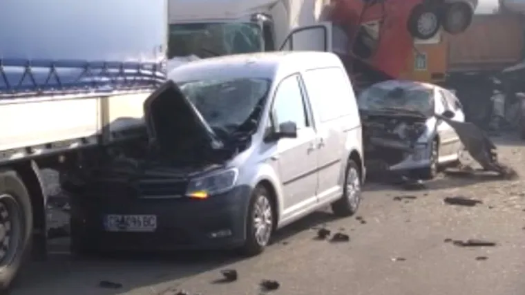 Sedam mrtvih, 40-ak ozlijeđenih u dva lančana sudara: 'Vidio sam mrtvu ženu i pored nje dvoje djece'