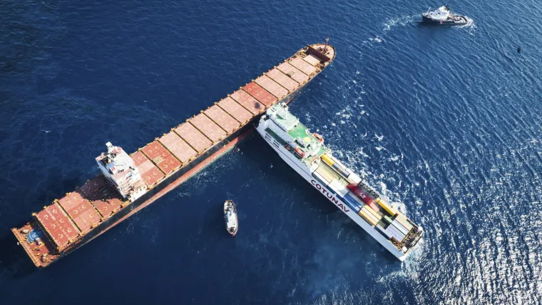 FOTO Sudarili se teretni brodovi: Morem se &scaron;iri naftna mrlja duga 20 kilometara