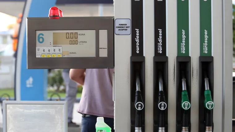 Novi udar na građane: Znatno poskupjelo gorivo, litra Eurosupera probila granicu od 11 kuna!