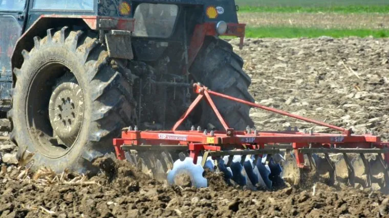 Traktor zapeo u blatu pokraj minskog polja, traktoristu ni traga ni glasa