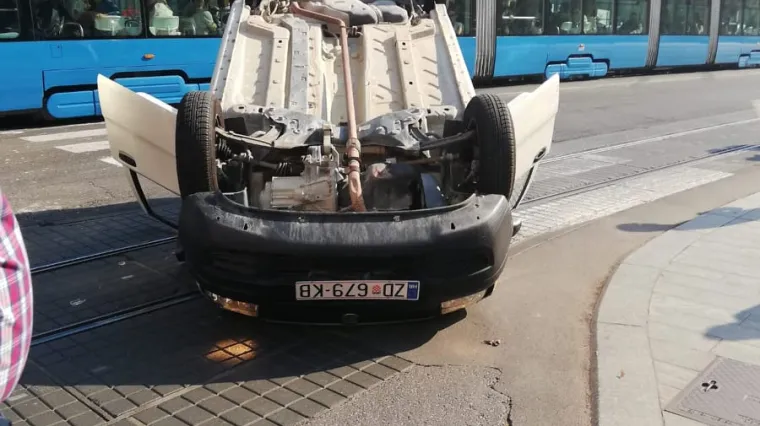 FOTO Nesreća usred Zagreba: Automobil  se okrenuo na krov i blokirao promet