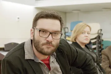 U terminu i prostoru jedne seanse na završnoj godini edukacije iz grupne psihoterapije upoznajemo glavne likove (Projekcije)