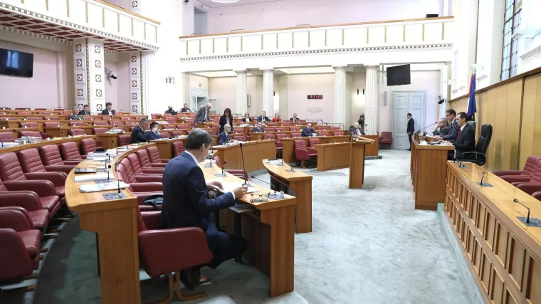 Bulj odmah na početku dobio opomenu