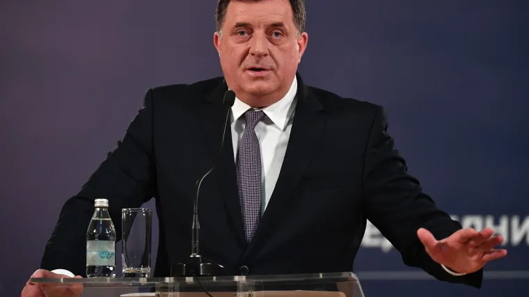 'Glumi političkog mesiju i dijeli lekcije drugima'