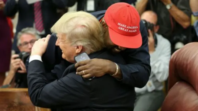 Kanye West napravio &scaron;ou u Bijeloj kući; grlio Trumpa i nabijao mu &scaron;akom po stolu