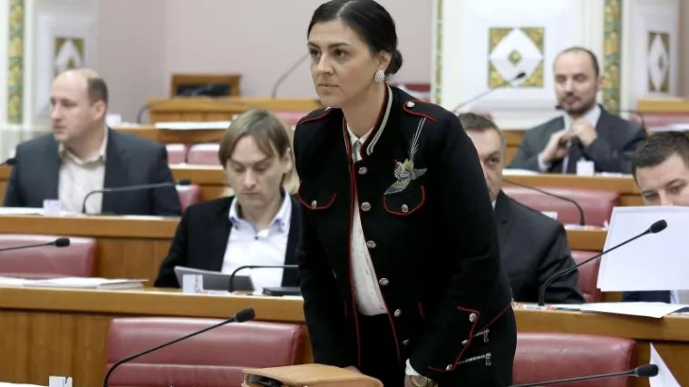 'Zavezali su mi ruke i noge i maternicu mi strugali na živo. Zar žene treba iskasapiti?'