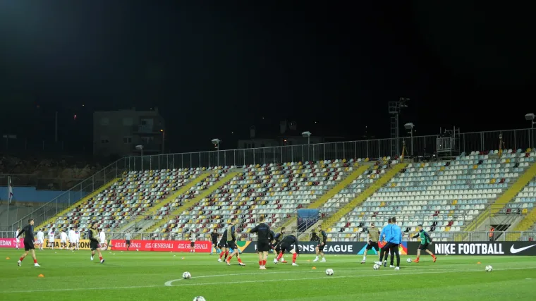 Riječani s Rujevice s balkona odali počast legendarnom treneru na utakmici reprezentacije