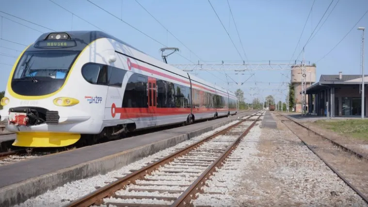 Teretni vagon iskočio iz tračnica i udario u lokomotivu na drugom kolosijeku