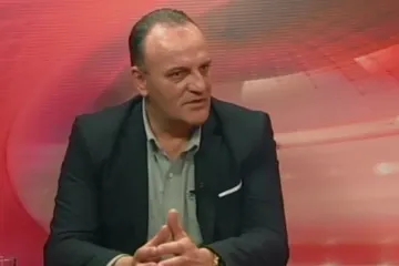 'MATURANT' UMJESTO UČENIKA: Političar pokušao pojasniti zašto je sa suprugom išao na maturalac pa se dodatno osramotio