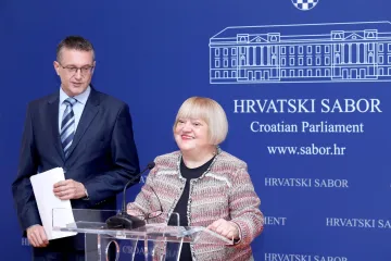 'Država se bori sa Crkvom oko toga tko ima pravo uvoditi reda u škole'