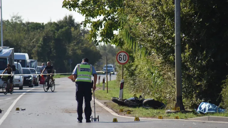 Poginuo motociklist kod Novigrada: Pretjecao, otklizao izvan ceste i udario u stablo