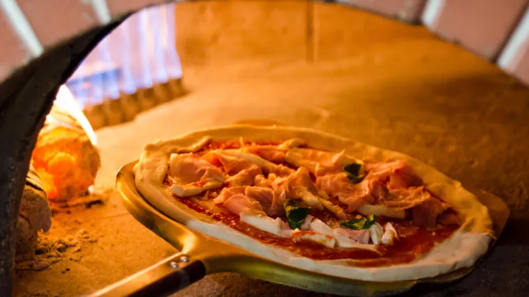 Dirljiva poruka jedne pizzerije odu&scaron;evila: 'Hej, ti koji kopa&scaron; po na&scaron;em smeću...'