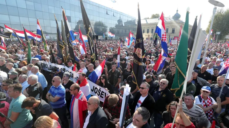 Policija tvrdi devet tisuća, a gradske vlasti čak 20 tisuća