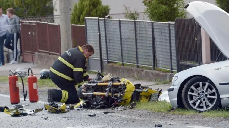 Motociklist poginuo u sudaru s kombijem