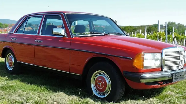 Ukrao otključani Mercedes pa nekoliko kilometara dalje zavr&scaron;io na krovu