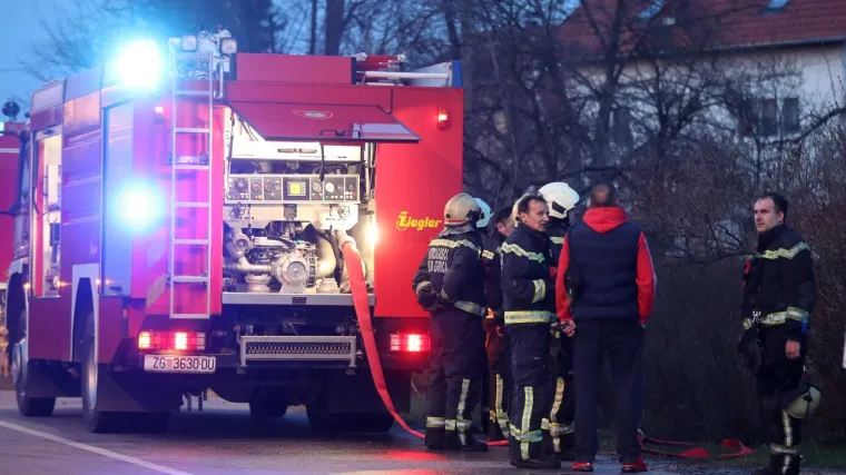 Zadarski vatrogasci imali pune ruka posla: Požar buknuo na BMW-u, zahvatio i Peugeot