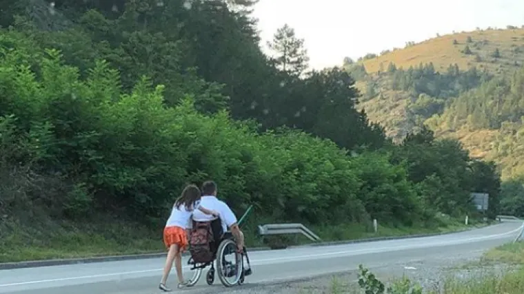 Vidio djevojčicu kako uzbrdo gura oca u kolicima, nije mogao samo tako proći kraj njih