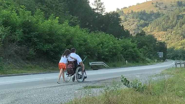 Prizor koji slama srca: Fotografija curice koja uzbrdo gura oca u invalidskim kolicima